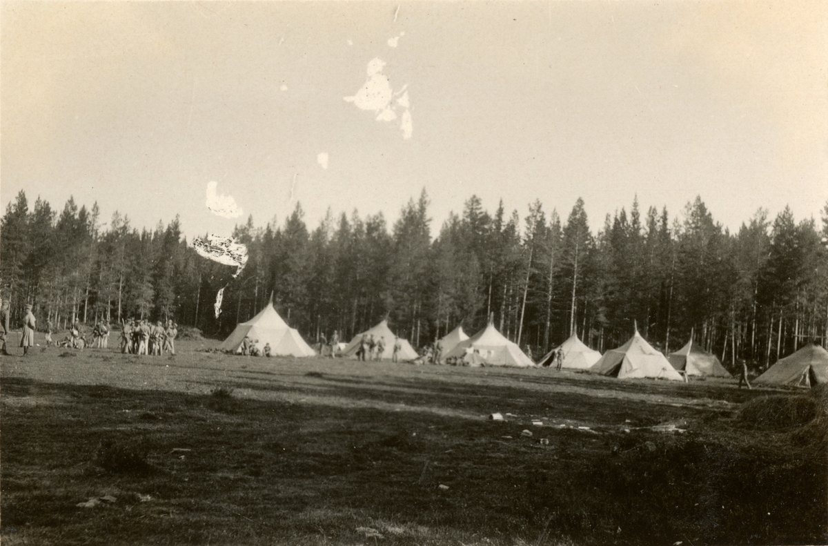 Text i fotoalbum: "Sommarövningar i Lit aug. 1929. Lägret".