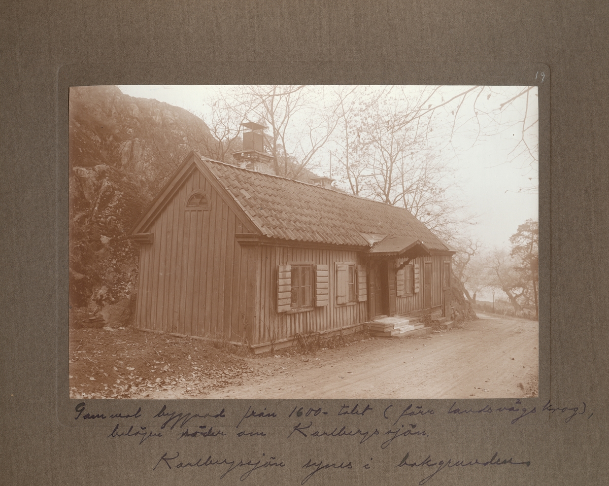 Text i fotoalbum: "Gammal byggnad från 1600-talet (förr landsvägskrog) belägen söder om Karlebergssjön. Karlbergssjön syns i bakgrunden".