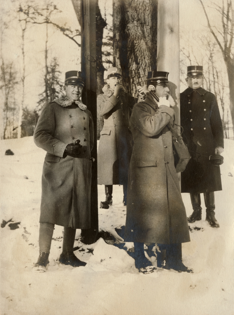 Text i fotoalbum: "Förbindelsekursen 1920". Övning med signalutrustning.