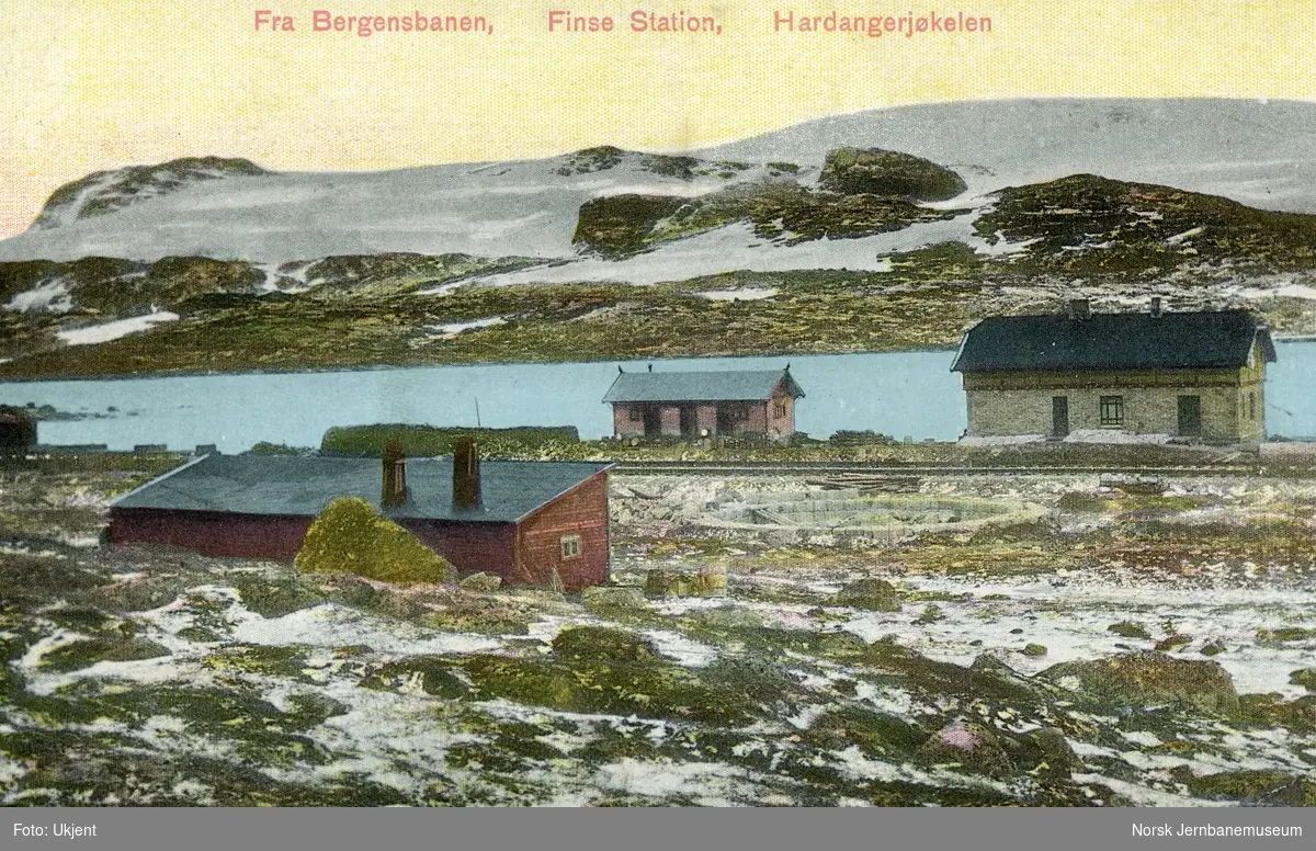 Finse stasjon, fotografert før banen ble åpnet i 1907. Finsevatn og Hardangerjøkulen i bakgrunnen