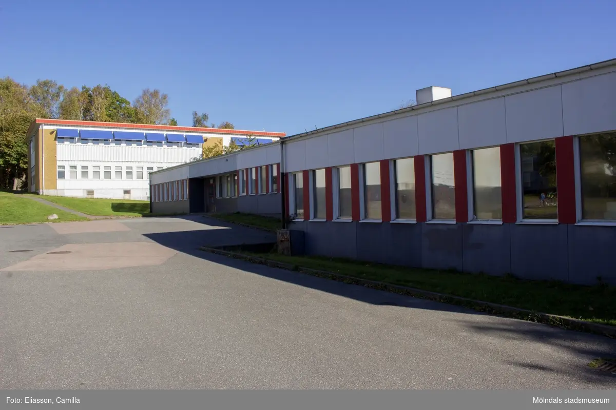 Lindome den 4 oktober 2016. Närmast ses byggnad tillhörande Almåsskolan. I bakgrunden ses huset Almåsgången 5 som inrymmer folktandvården. Vy mot nordost.