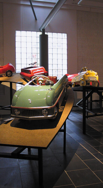 Diverse tråbiler stilt ut på Norsk vegmuseum.