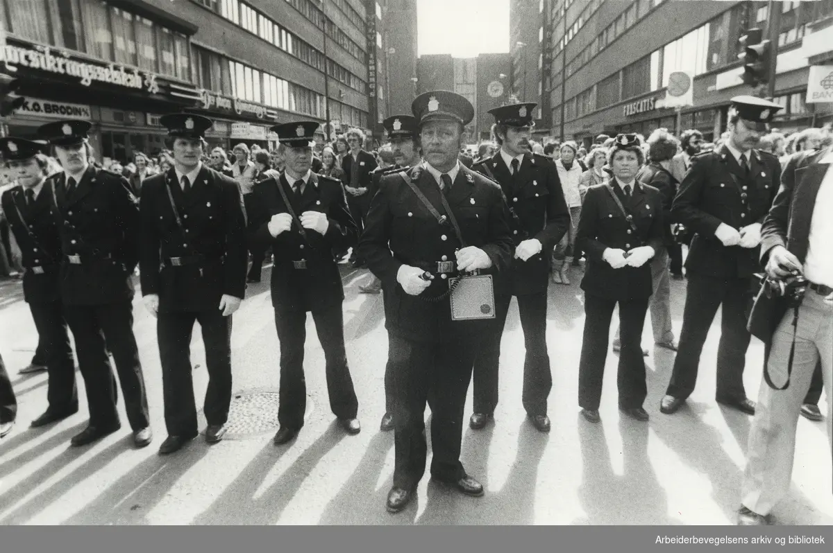 1. mai 1980, Oslo. Politiet prøver å skremme bort demonstranter i 1. mai-front i Oslo sentrum.