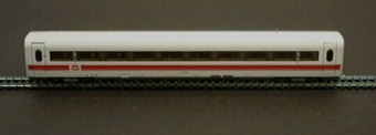 Mellanvagn Nr: 801 810-3 för tyskt ICE höghastighetståg, modell i skala 1:87.

Vagnen bilder ett tågsätt tillsammans med Jvm17535-1, Jvm17537-1, och Jvm17538-1.

Modell/Fabrikat/typ: Ho