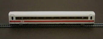 Mellanvagn Nr: 801 409-4 för tyskt ICE höghastighetståg, modell i skala 1:87.

Vagnen bilder ett tågsätt tillsammans med Jvm17535-1, Jvm17536-1, och Jvm17538-1.

Modell/Fabrikat/typ: Ho