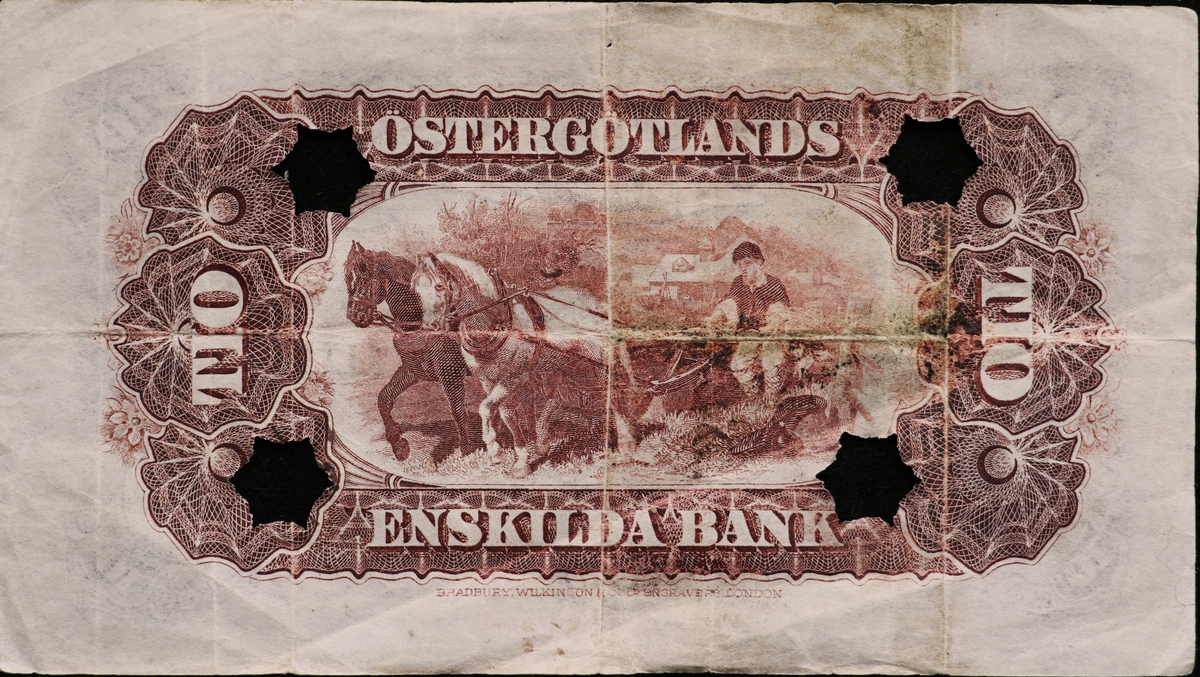 Tre gröna sedlae på tio kronor från Östergötlands Enskilda Bank från1894. Serienummer 23575, 34913 och 89158, tryckt till höger på sedeln. Tre signaturer på sedeln. Högst upp i mitten finns Östergötlands landskapsvapen. Längst till vänster är en bild på två kvinnor, en står och en sitter.
Baksidan har en bild av två hästar förspända för en plog och är rödfärgad.
Två av sedlarna är makulerade med fyra hål i form stjärnor. En sedel är fastklistrad på en pappskiva, de andra två har en klisterlapp på sedeln där den suttit klistrad på en tavla.
Tillstånd vid förvärv: Några vikningslinjer, men annars i gott skick. En av sedlarna är trasig på överkanten.