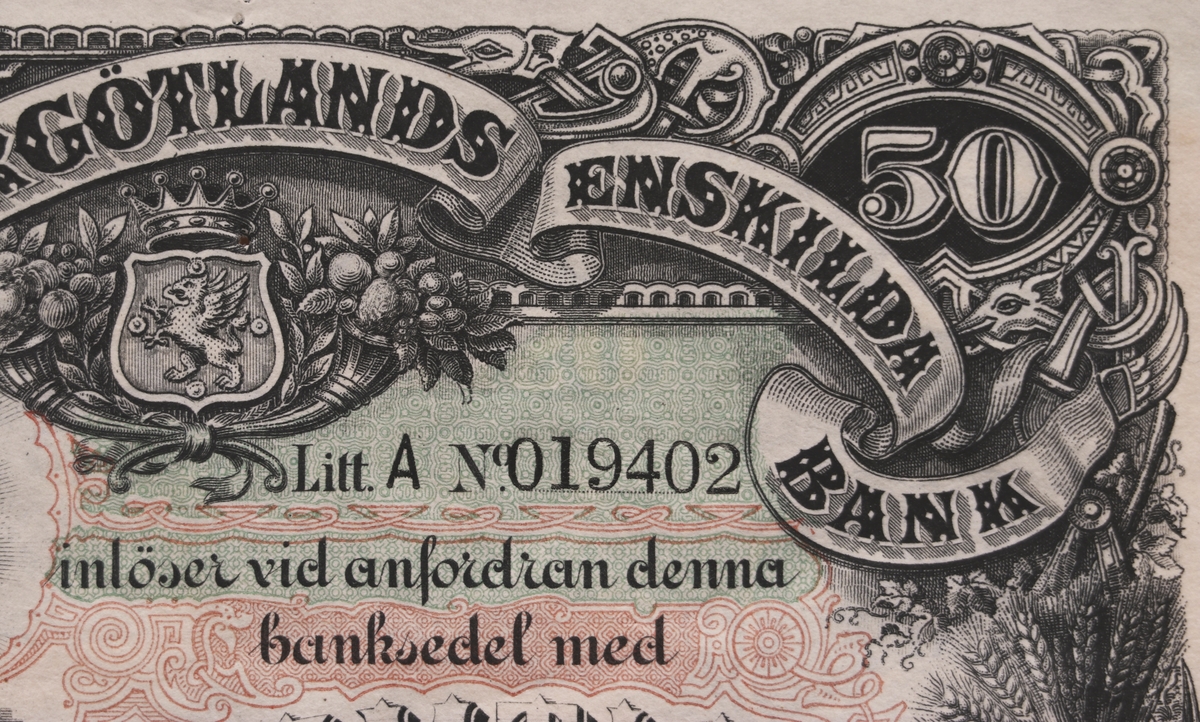 Tre sedlar på femtio kronor från Östergötlands Enskilda Bank från1894. Serienummer 12408, 19402 och 19403, tryckt till höger på sedeln. Framsidan har grå, röda och gräna färger. Tre signaturer på sedeln. Högst upp i mitten finns Östergötlands landskapsvapen. Längst till vänster är en bild på två kvinnor, en står och en sitter.
Baksidan har en bild av två hästar förspända för en plog och är gråfärgad.
En av sedlarna är makulerad med fyra hål i form stjärnor. En sedel är fastklistrad på en pappskiva, de andra två har en klisterlapp på sedeln där den suttit klistrad på en tavla. Två av sedlarna har hål som efter nålar.
Tillstånd vid förvärv: Några vikningslinjer, men annars i gott skick. En av sedlarna har avskav efter att klisterlappar tagits bort..
