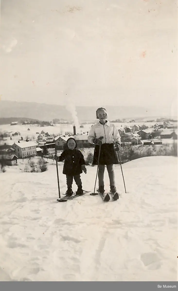 Barn på ski i bakkane opp mot Grauteknapp