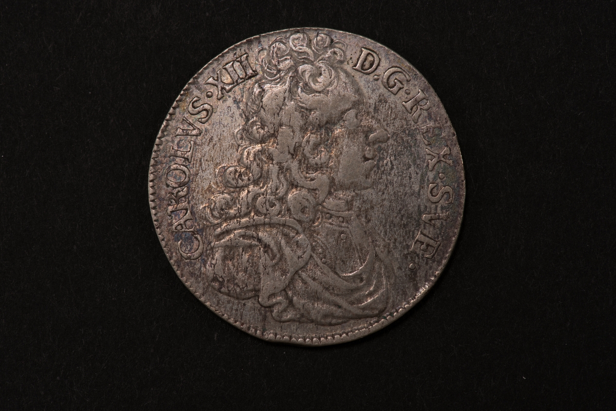Ett silvermynt med valören 2 mark.