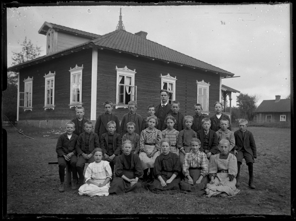 Skolklass framför Fröstorps skola