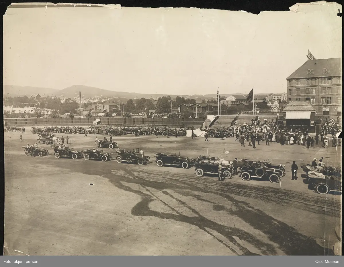 Jubileumsutstillingen 1914, Frogner stadion, billøp, biler, publikum, kongetribune, fabrikkbygning, Elektrisk Bureau