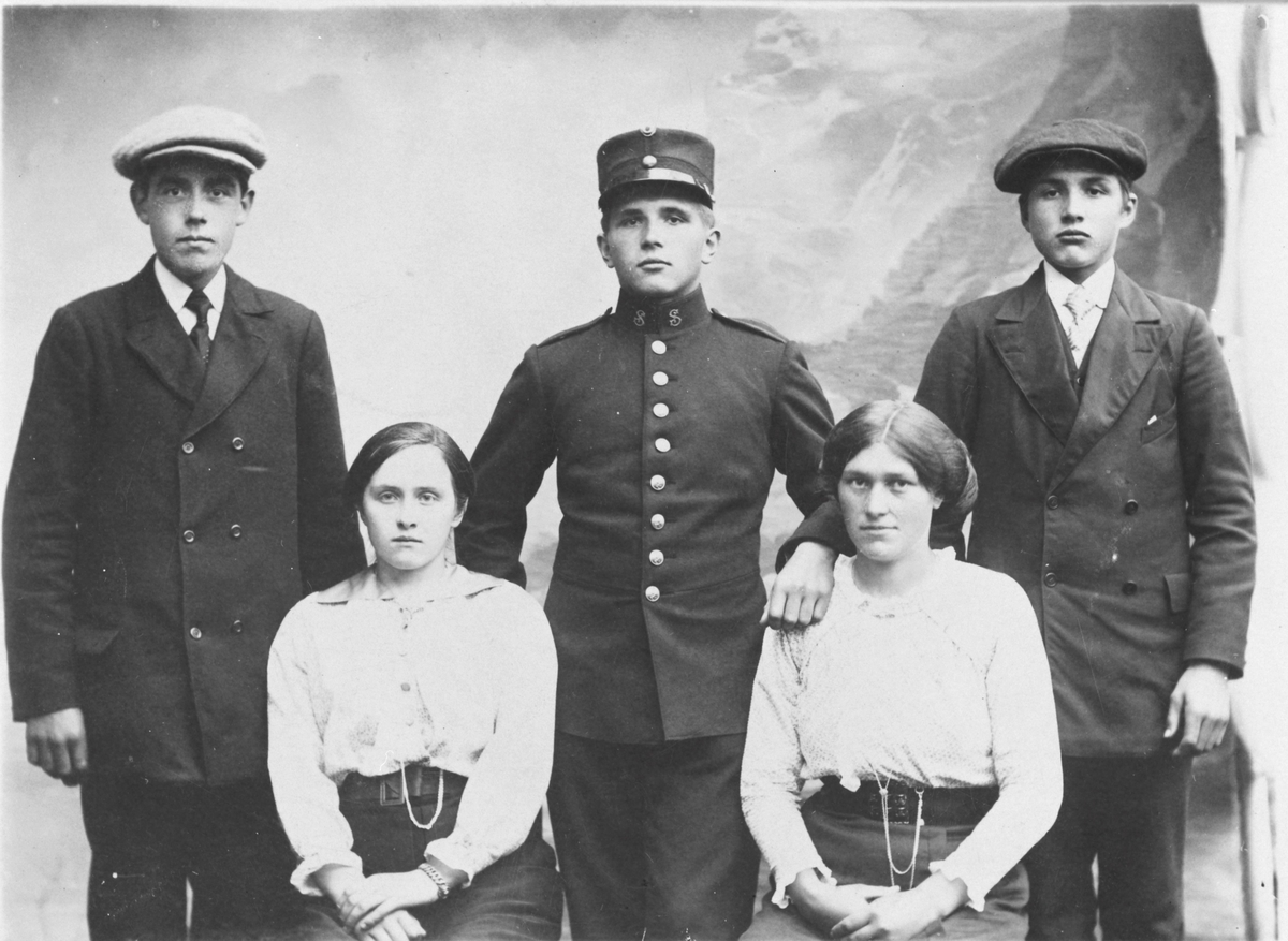 Portrett av to kvinner og tre menn, en i uniform, trolig Åfjord