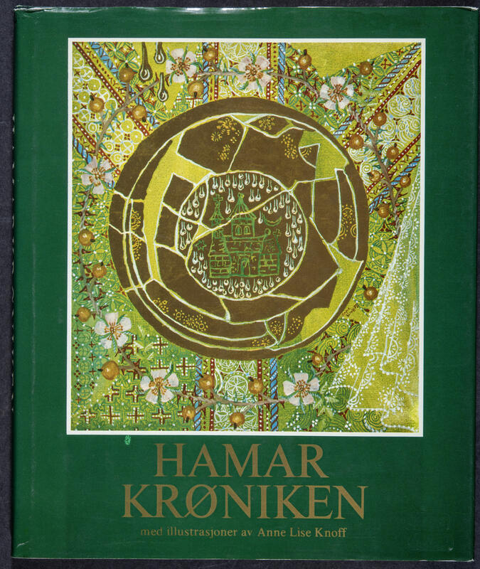 Glanset bokomslag i grønt med detaljert illustrasjon av Hamarkaupangen, illustratør Anne Lise Knoff