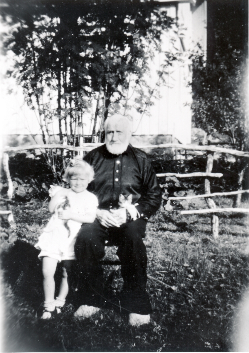 Hans Pedersen f.1858 i Botn med et av sine barnebarn. Torsken 1938