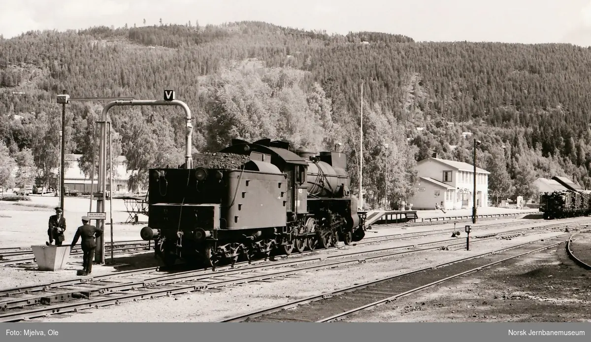 Damplokomotiv type 31b nr. 451 ved vannstenderen på Dokka stasjon
