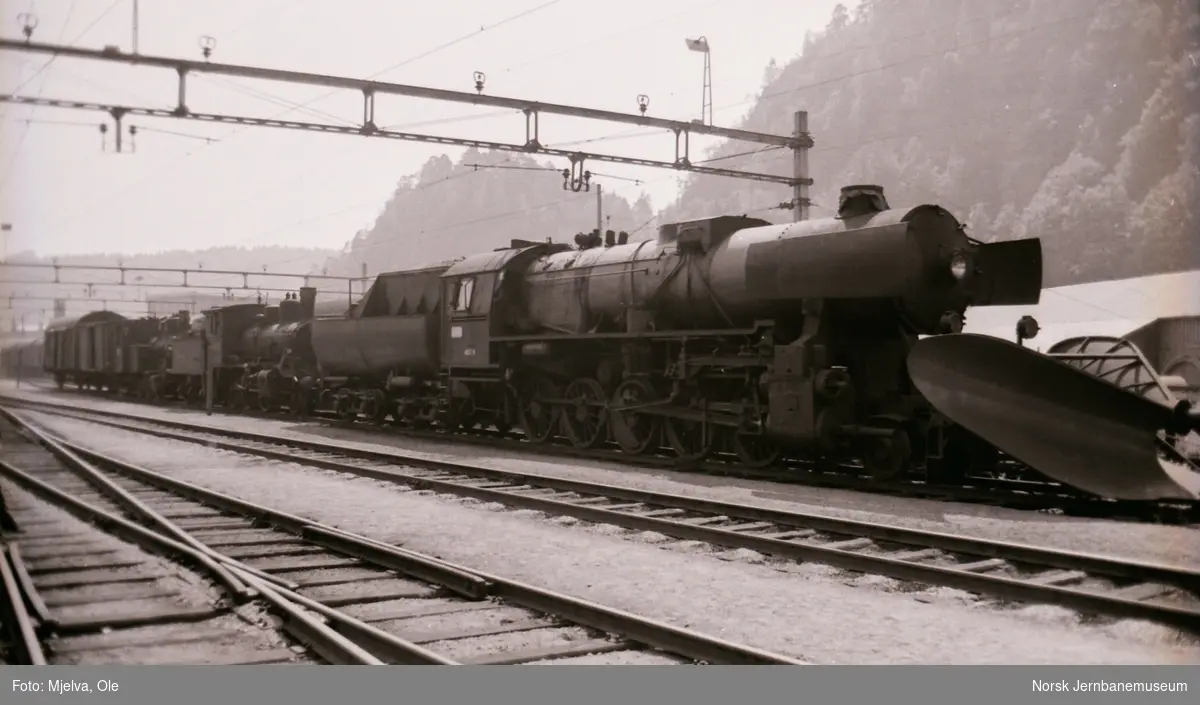 Hensatt "Stortysker", damplokomotiv type 63a nr. 4836, her med stor frontplog, hensatt på Krossen ved Kristiansand. Bak damplokomotiv 21c 376 og 25a 307