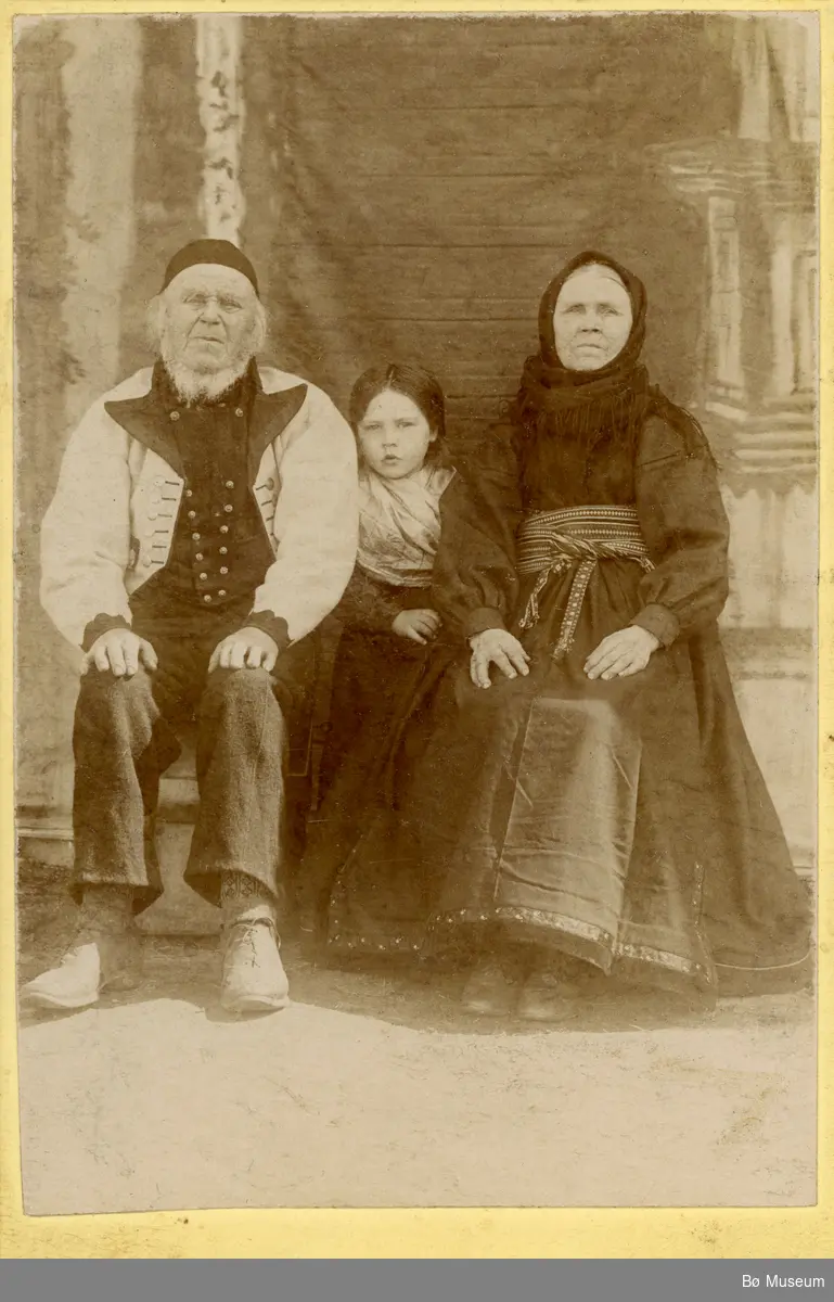 Rasmus Haraldsson og Bergit Svendsdotter Kaasa, mellom dei er Karen Svendsdotter Sauarevje?, tatt 1898