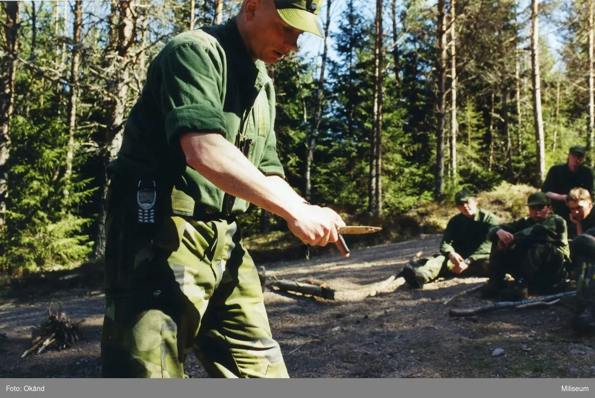 Värnpliktiga Ing 2, som har utbildning i att göra upp eld utan tändstickor. Instruktör Johan Lindkvist.