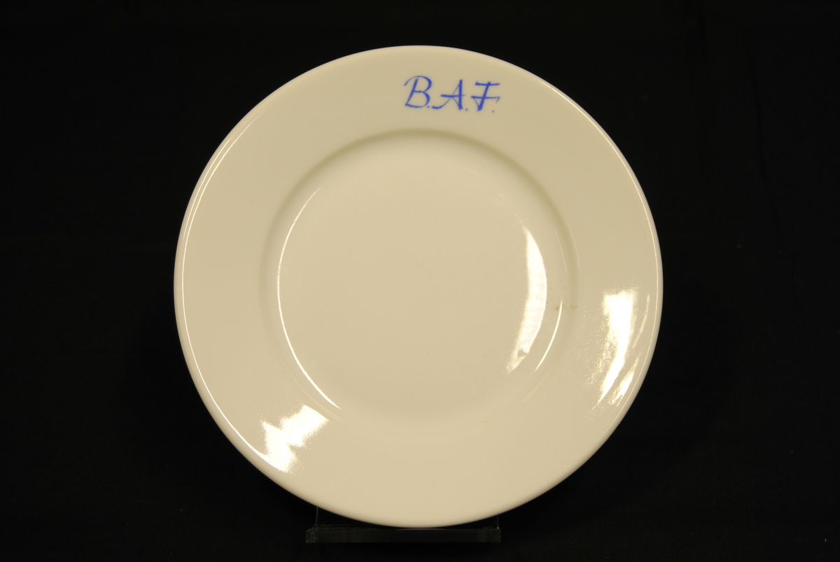 Tre runde asjetter av hvitt porselen med påskrift i blått: "B.A.F".