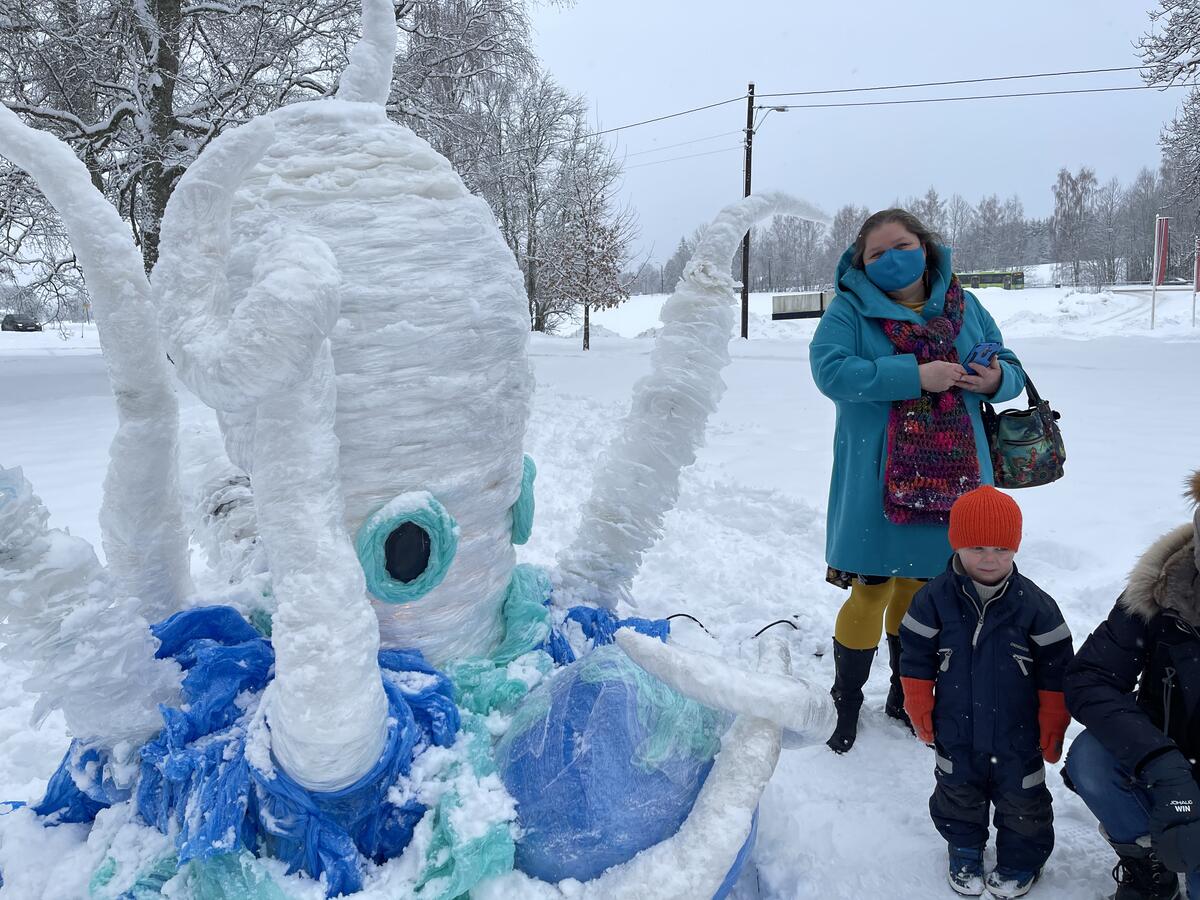 Nathalia Strenkova ved siden av skulpturen hun laget til Klimakunst i parken: «Et hav av plast (an Ocean of Plastic)» (Foto/Photo)
