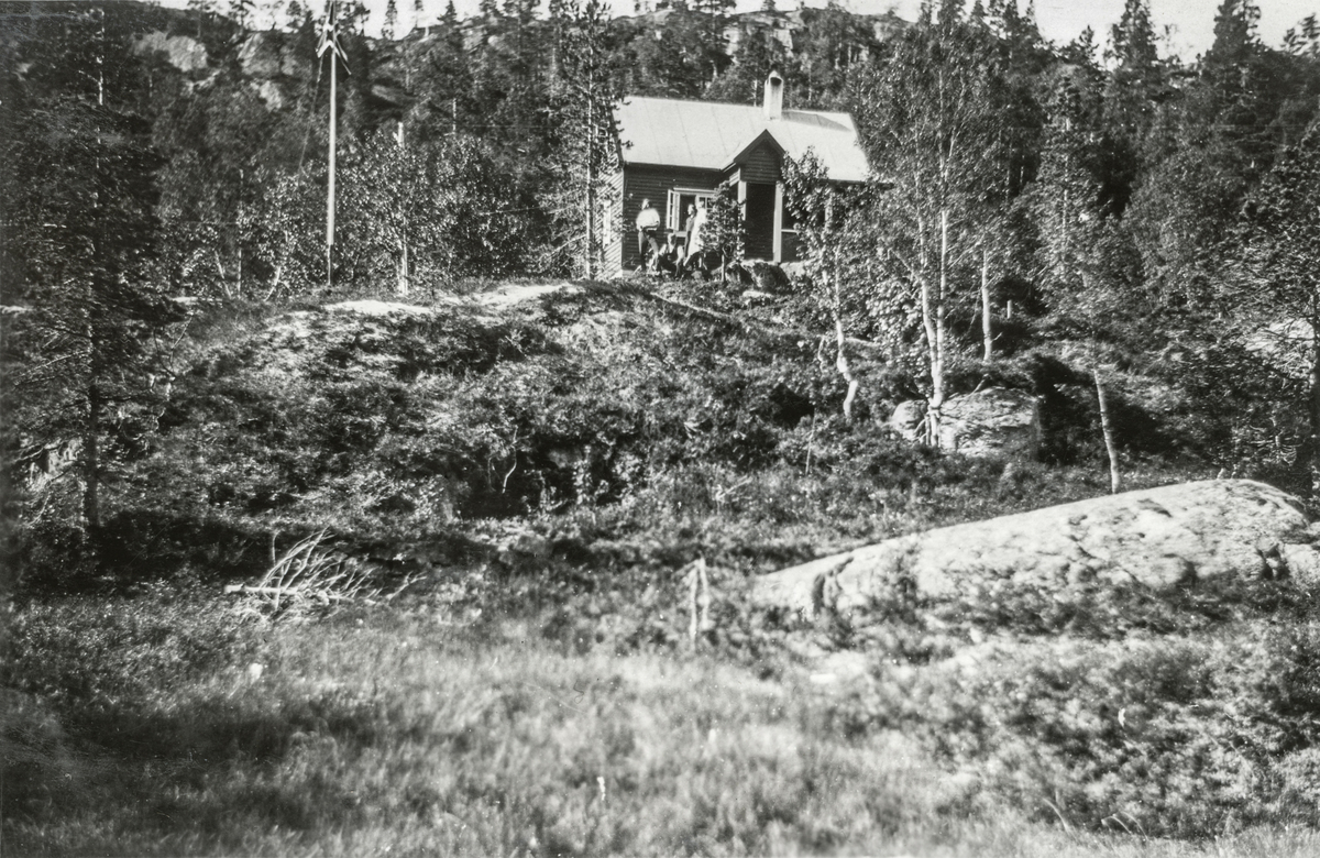 Hytta til Ingebrigt og Maria Karlsen på Smørtjørnsmoen kring 1930. 