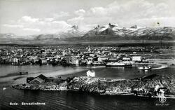 Postkort med flyfoto over Bodø sentrum med Børvasstindene i 