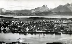 Postkort med flyfoto over Bodø sentrum med Børvassstindene i