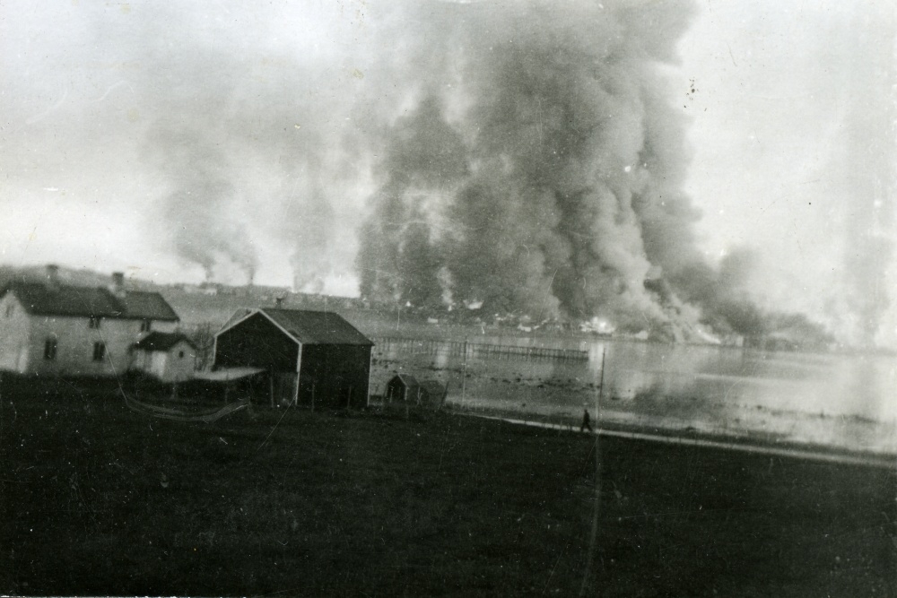 Bodø i brann etter tyske bombeangrep 27. mai 1940.