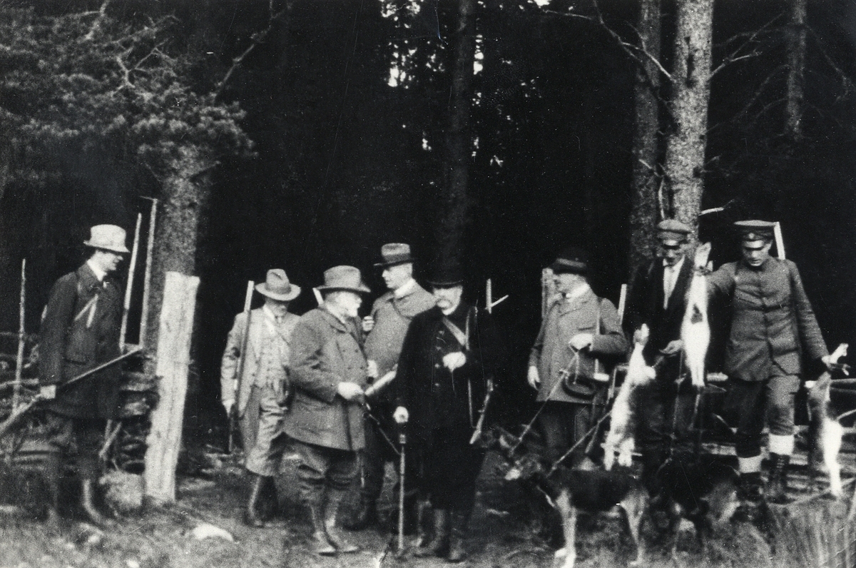 Ett jaktlag har samlats för gruppfoto efter jakten, ca. 1925.
