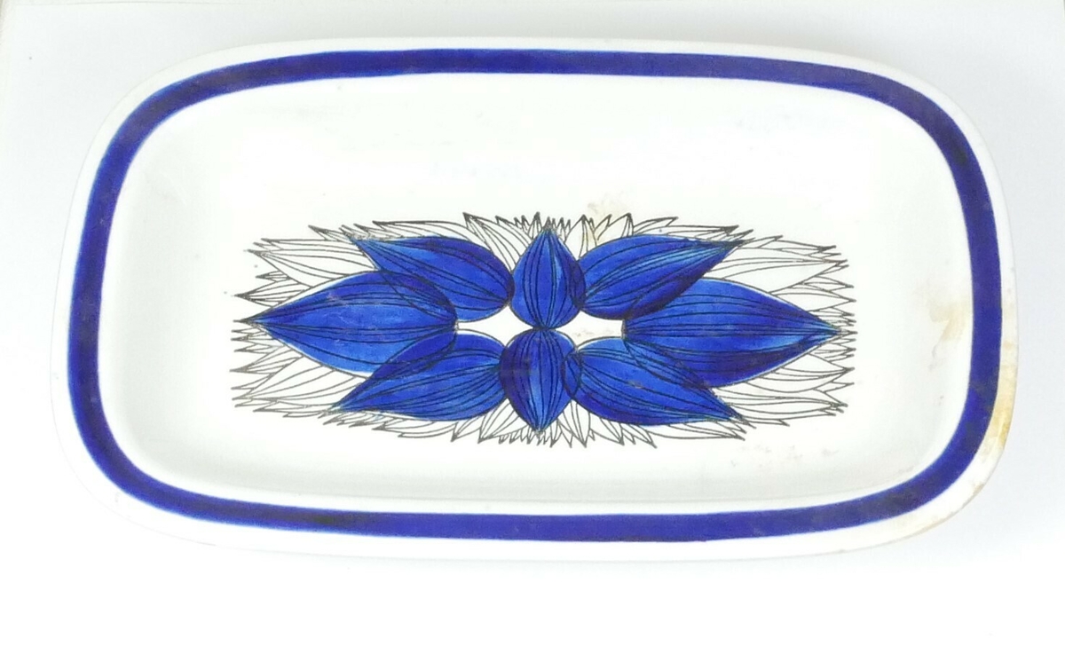 blå kant og stilistisk blome-mønster