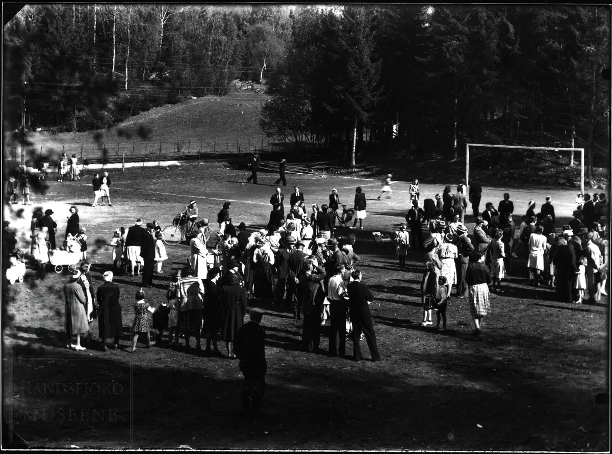 17. mai på Jaren idrettslags plass, før Hadeland kornsilo pg mølle ble bygd.