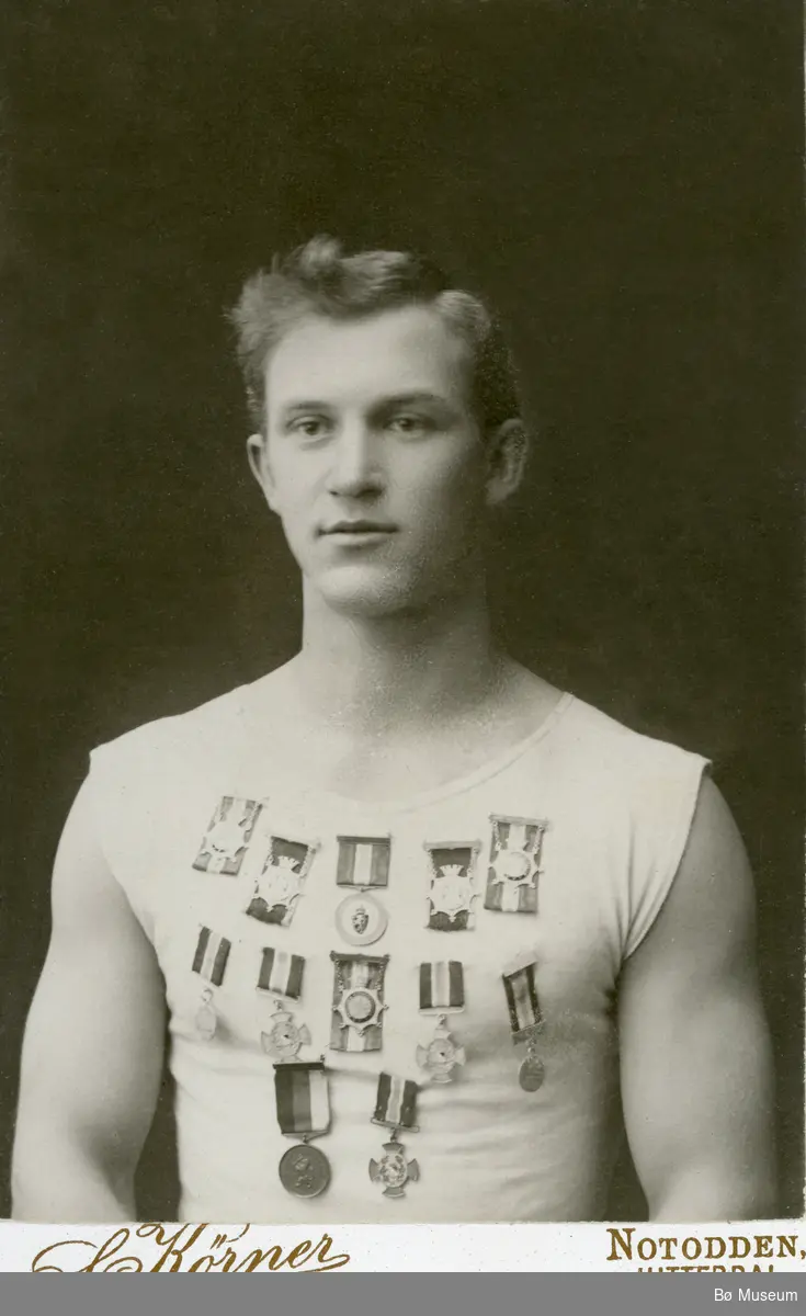 Portrettfoto av mann med medaljer på brystet
