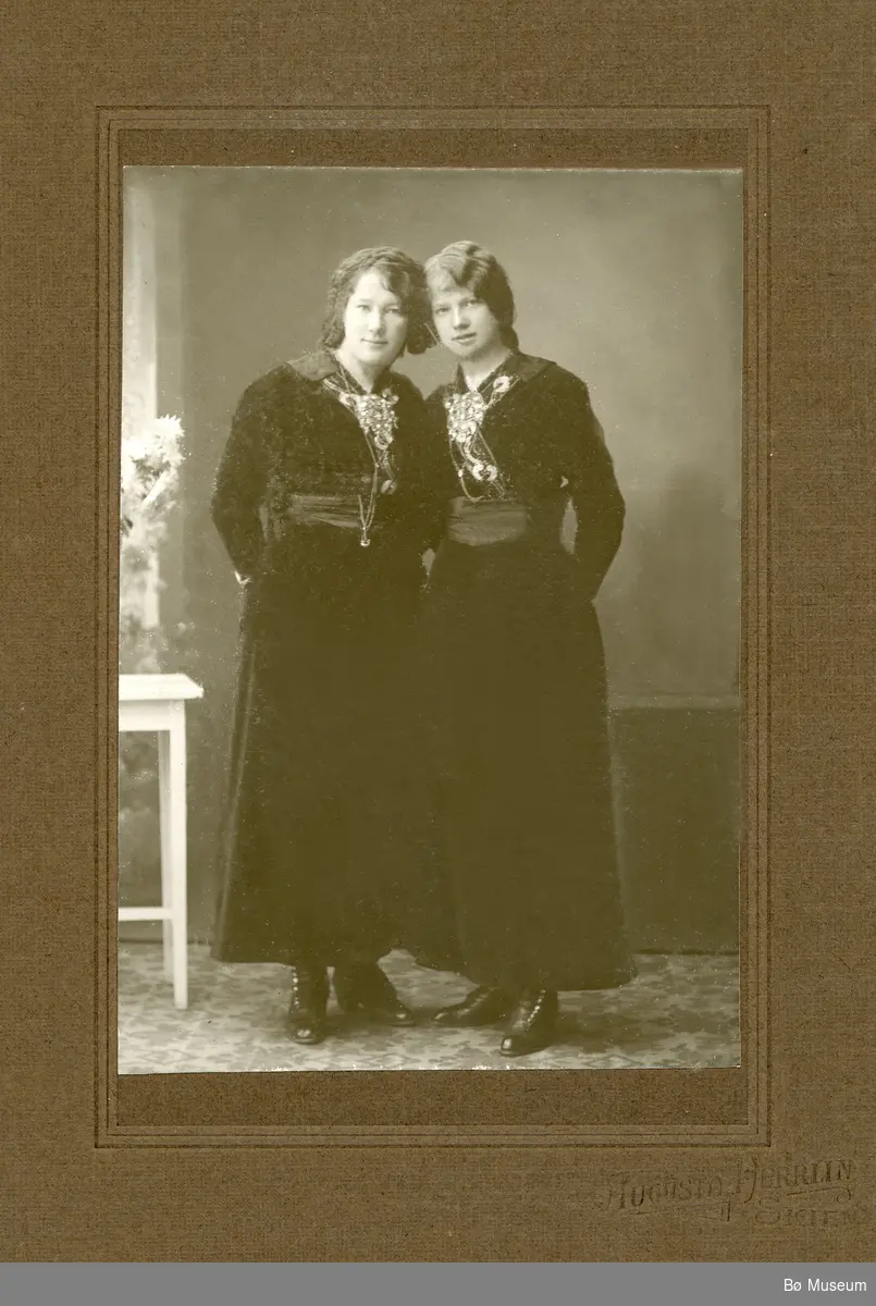 Portrettbilete av søstrene Åshild og Johanne Sannes, Drangedal.