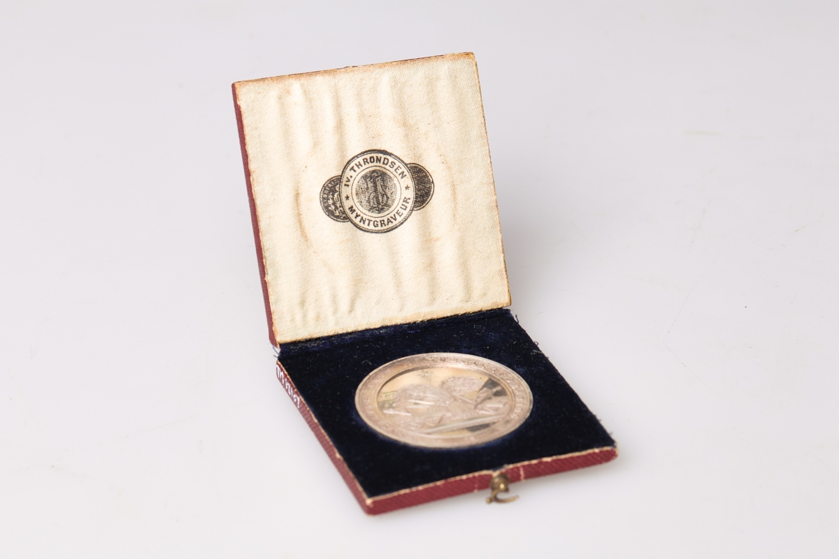 En pris fra utstilling i 1890. Medaljen ligger i et rødbrunt etui.
