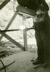 Fra byggingen ved Østerklev bru 1930 - sveisearbeid pågår