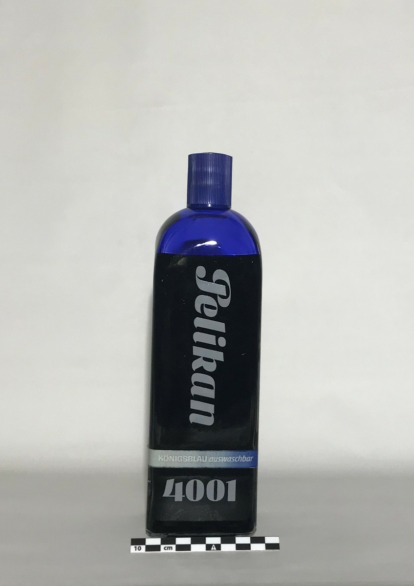 Glassflaske med blekk i blå farge. Ikke åpnet eller brukt. 