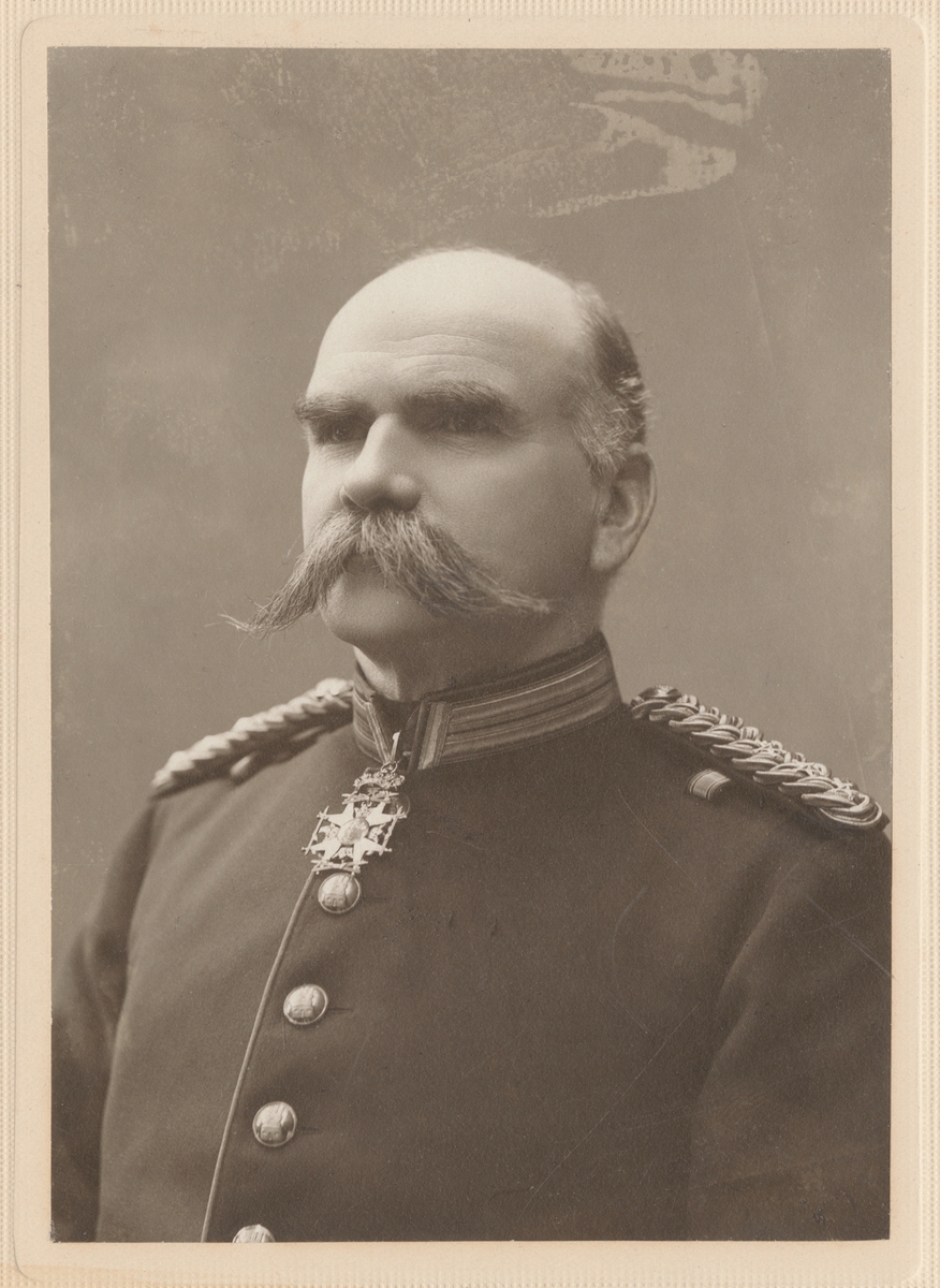 Porträtt av Otto Ewert Mauritz Wolffelt, kapten vid Jönköpings regemente I 12.

Se även bild AMA.0009382.