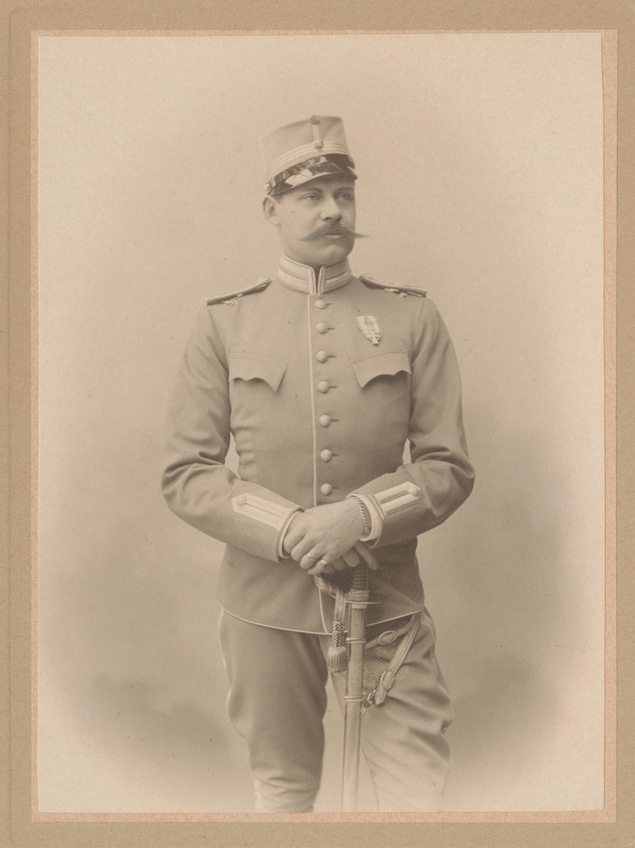 Porträtt av Johan Gabriel Beck-Friis, ryttmästare vid Livgardet till häst K 1.

Se även bild AMA.0009684.