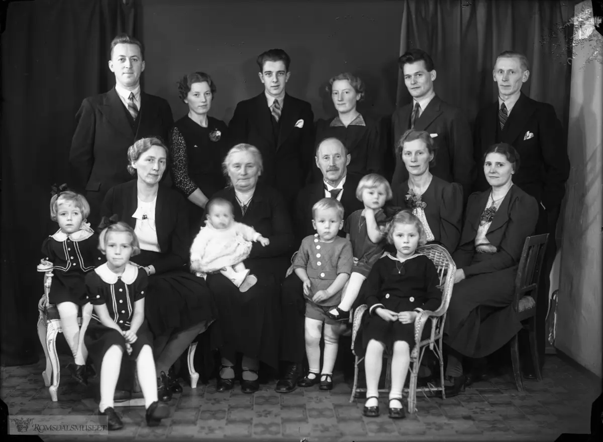 Kosbergfamilien i Molde..Datering: 1937-1938