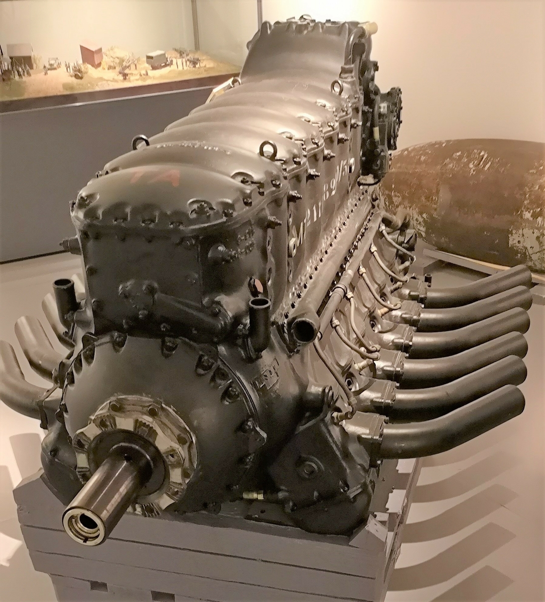 12 sylinders omvendt V-motor. 1340Hk, 2600 rpm.