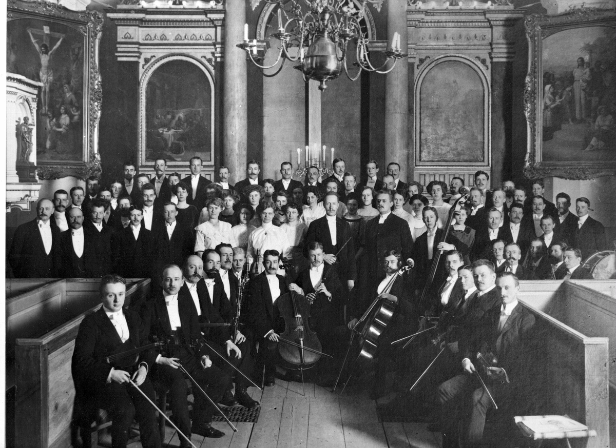 Borås musiksällskap o. Borås orkesterförening 1912 med interiör från Carolikyrkan.