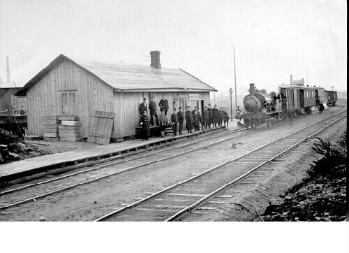 Varberg Norra stationshus som tillhörde Varberg-Ätrans järnväg. Linjen invigdes 1911 och hade då egen vändskiva och en enkel lokverkstad. Från 1914 blev stationen överflödig för banan sträcktes då ut fram till Varbergs station. Bilden tagen mot söder.