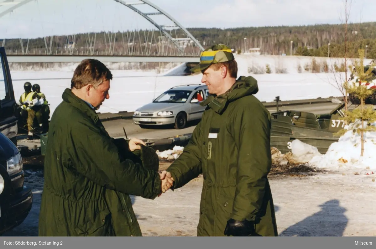 Försvarsminister Björn von Sydow besöker övningen "Snöstorm" 2001.  Överste Bengt Axelsson till höger.