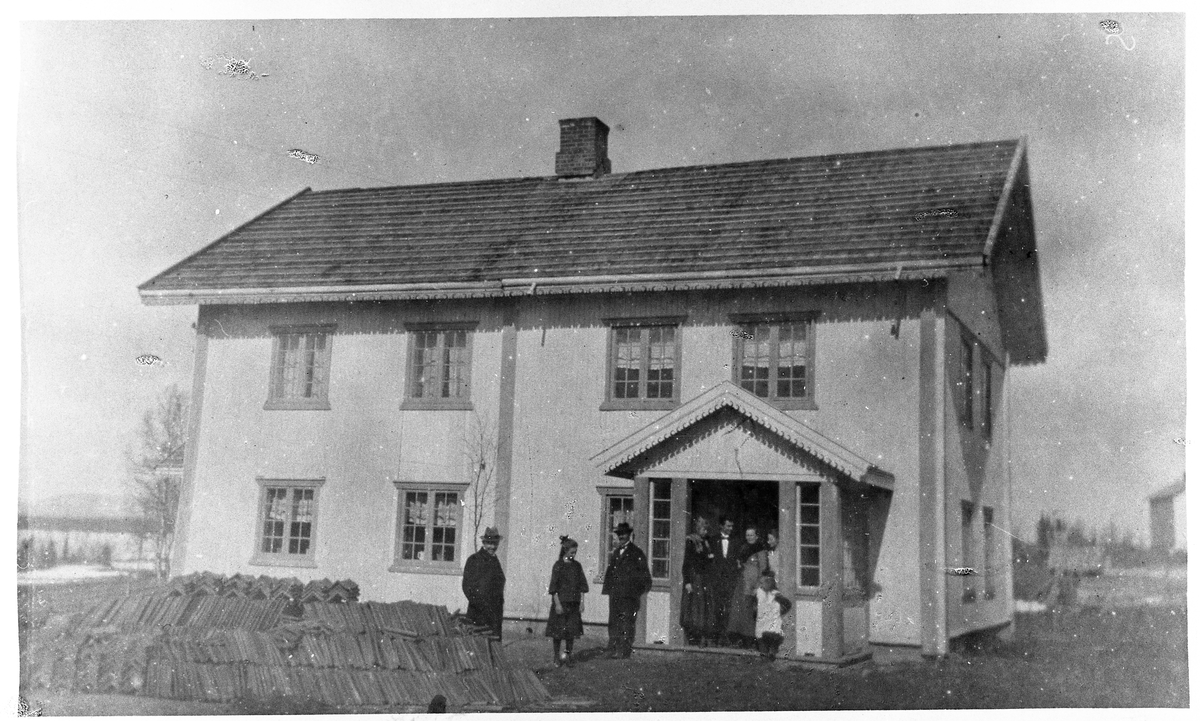 Hovedbygningen på Bjørnerud nordre i Vestre Toten 1919.
Personene er fra venstre: Anders Grefsrud, Martha Sangnæs, Mathias Sangnæs, Margit Grefsrud, ukjent, Helga (?) Sangnæs, Agnes Sangnæs (Sveen), Liv Sangnæs.
Bildet er tatt ved i konfimasjonen til Martha Sangnæs. 
Den gamle bygningen på nord-Bjørnerud (ikke denne bygningen!) sto på sør-sida av aleen. Den ble revet og flyttet til Raufoss. Nå gjenreist på Toten Museum (Stenberg).