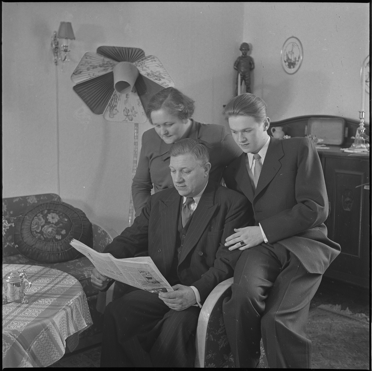 Familjen Pettersson 19 mars 1950. Fotot troligen taget i hemmet på Hemvägen 34.