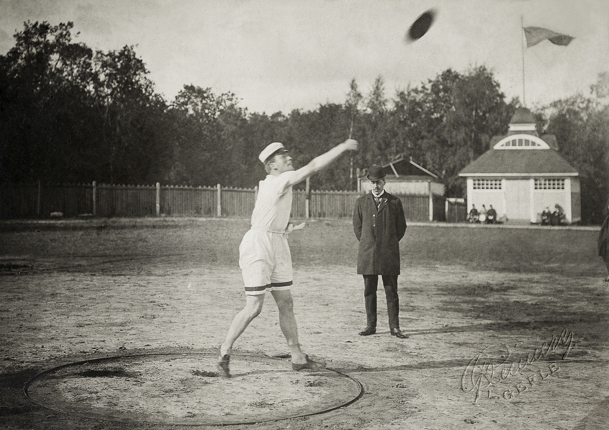 SM i femkamp i Gävle, 1908. Hugo Wieslander kastar diskus och vinner.