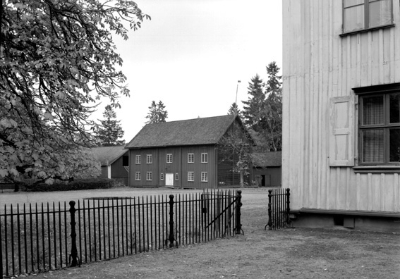 Del av huvubyggnaden på Apertins Herrgård samt flygelbyggnad.
Fotografens ant: Godsägare Viberg Apertin Kil 1942