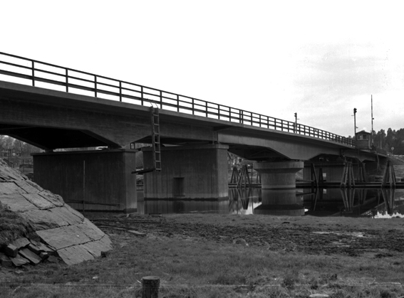 Bron över Nilsbysundet mellan Nedre Fryken och Mellanfryken.
Fotografens ant: Ing. Emanuelsson Fagerås.