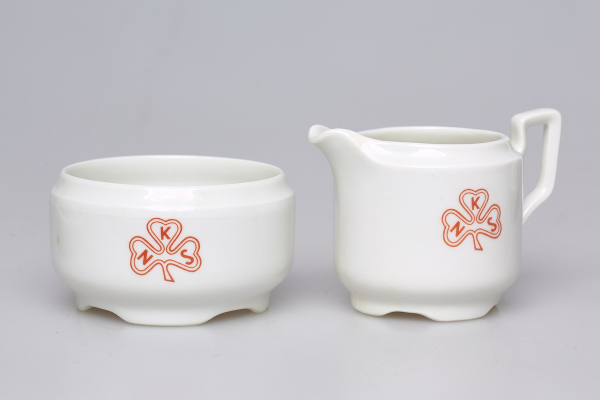 Fløtesett med fløtemugge og sukkerkopp. Både kopp og skål har logoen til Norske kvinners sanitetsforening. 