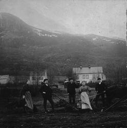 Vår arbeid på Bratteteiggarden på Eide i Ølen, ca. 1890. Per